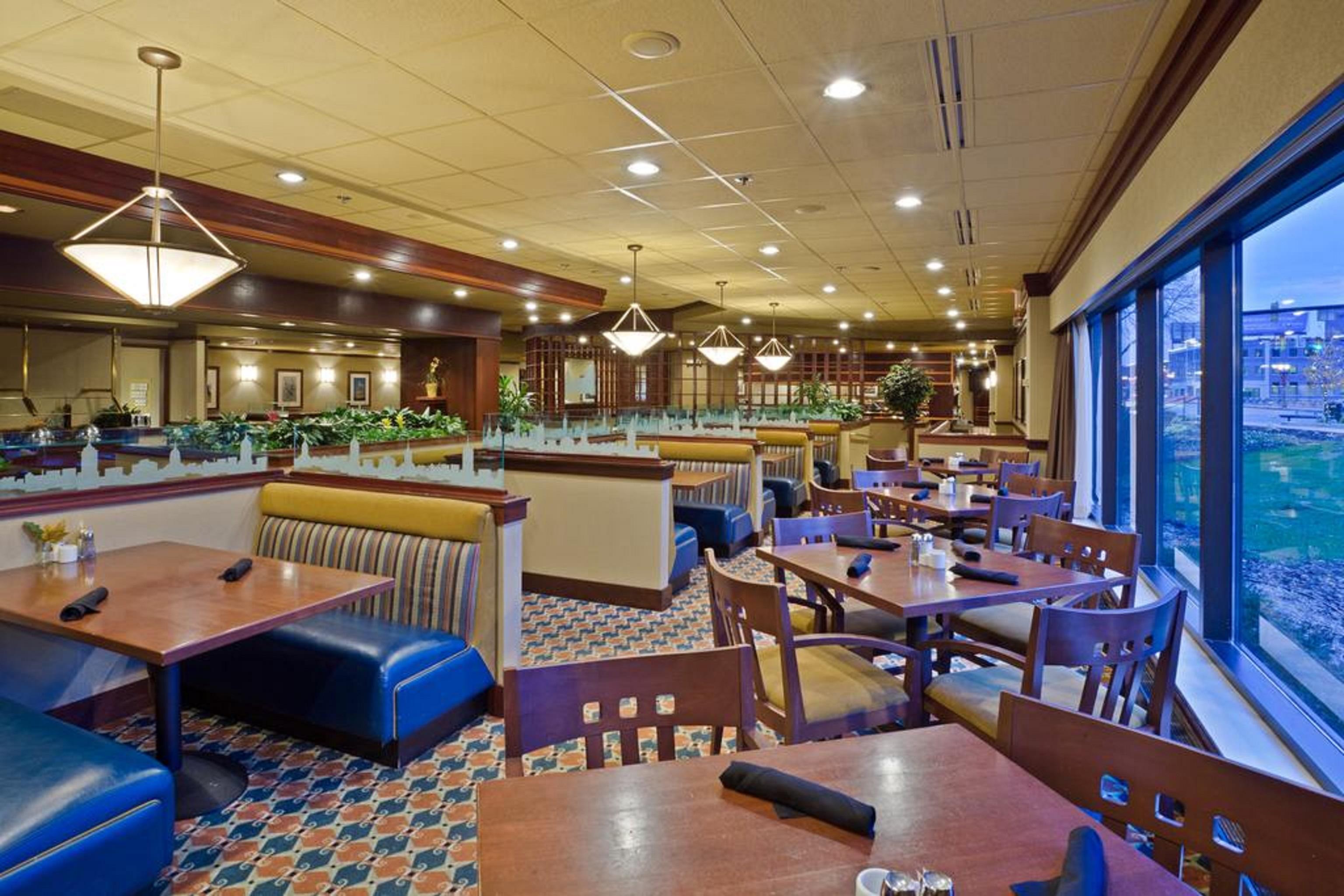 Hotel Doubletree By Hilton Lansing Extérieur photo