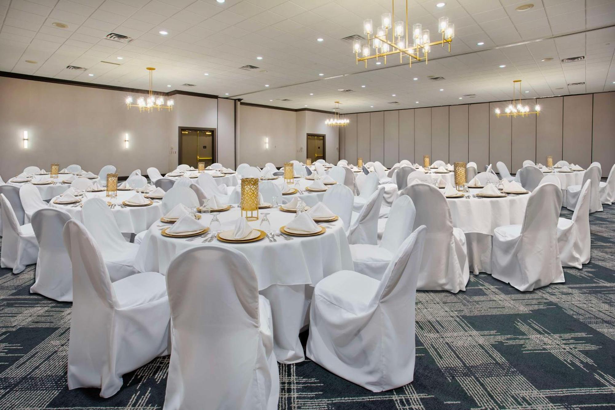 Hotel Doubletree By Hilton Lansing Extérieur photo