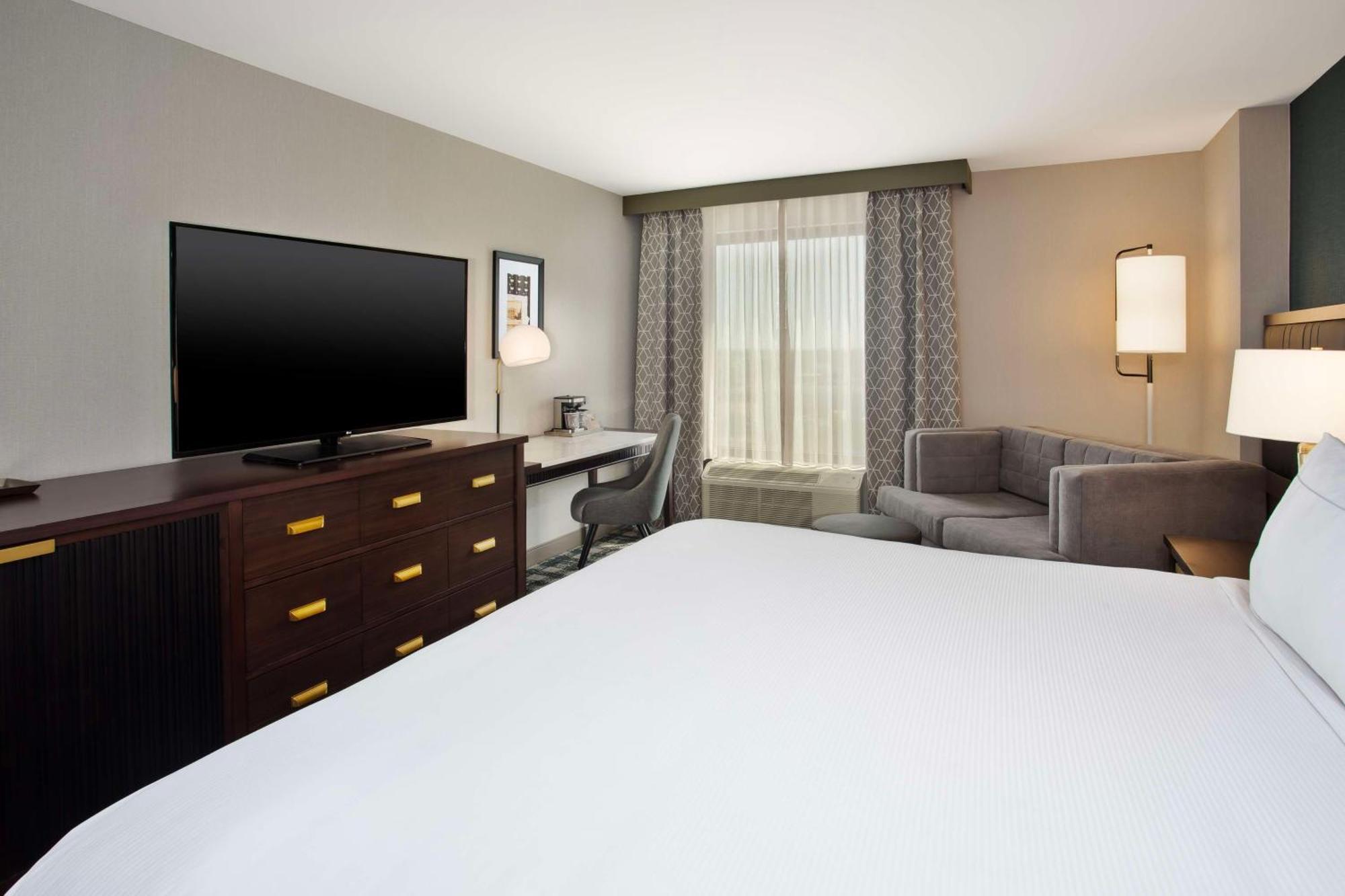 Hotel Doubletree By Hilton Lansing Extérieur photo