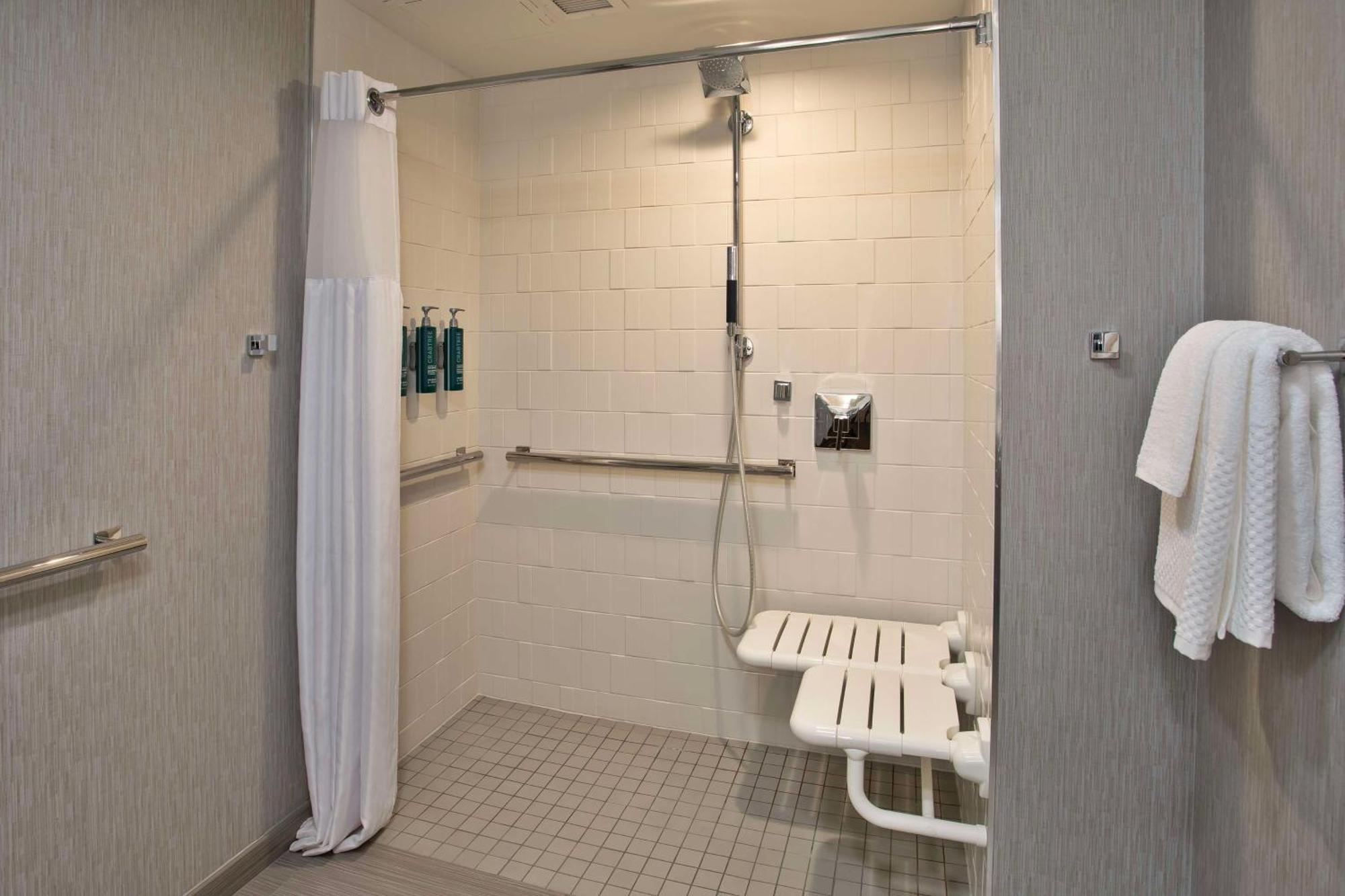 Hotel Doubletree By Hilton Lansing Extérieur photo
