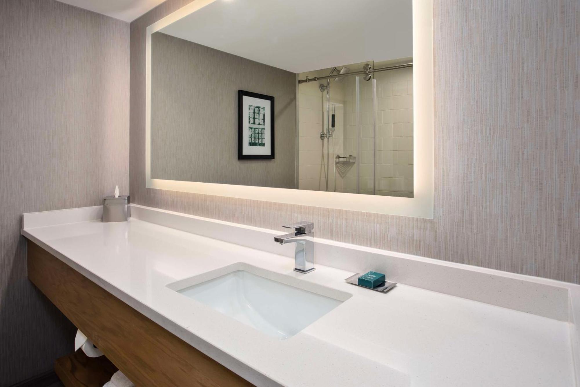 Hotel Doubletree By Hilton Lansing Extérieur photo