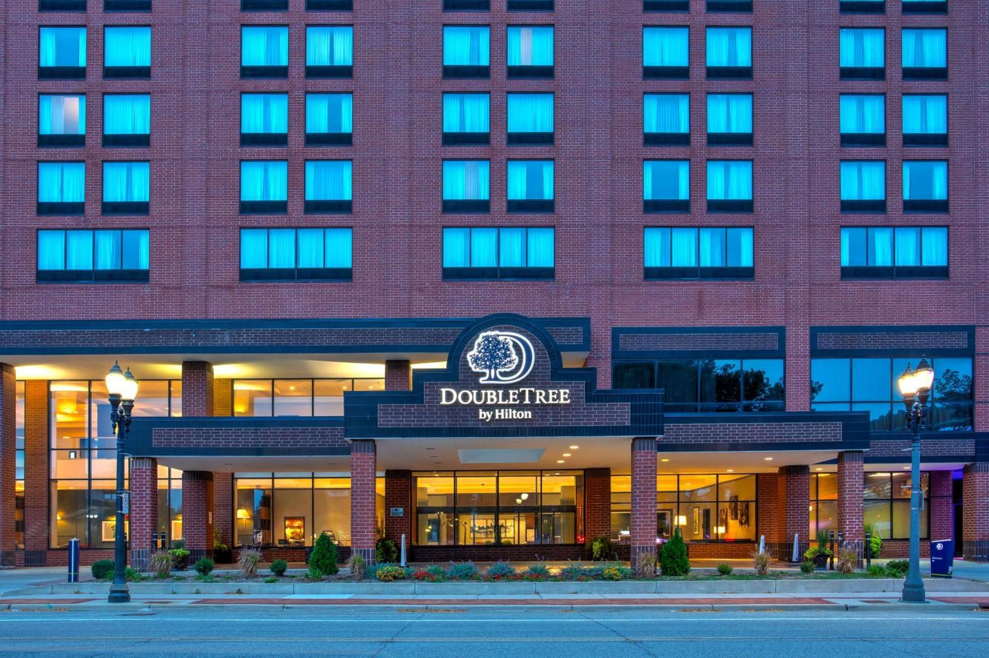 Hotel Doubletree By Hilton Lansing Extérieur photo