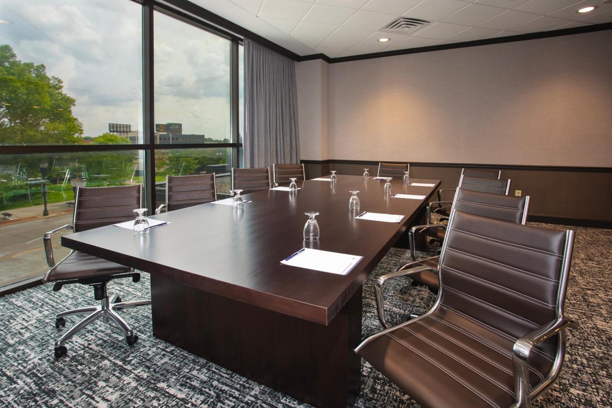 Hotel Doubletree By Hilton Lansing Extérieur photo