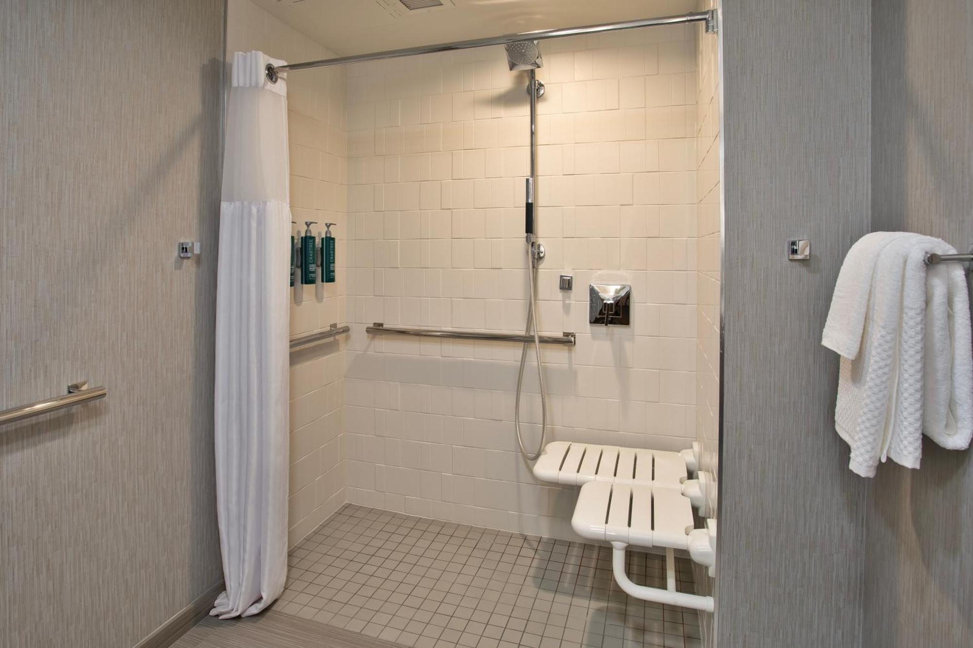 Hotel Doubletree By Hilton Lansing Extérieur photo