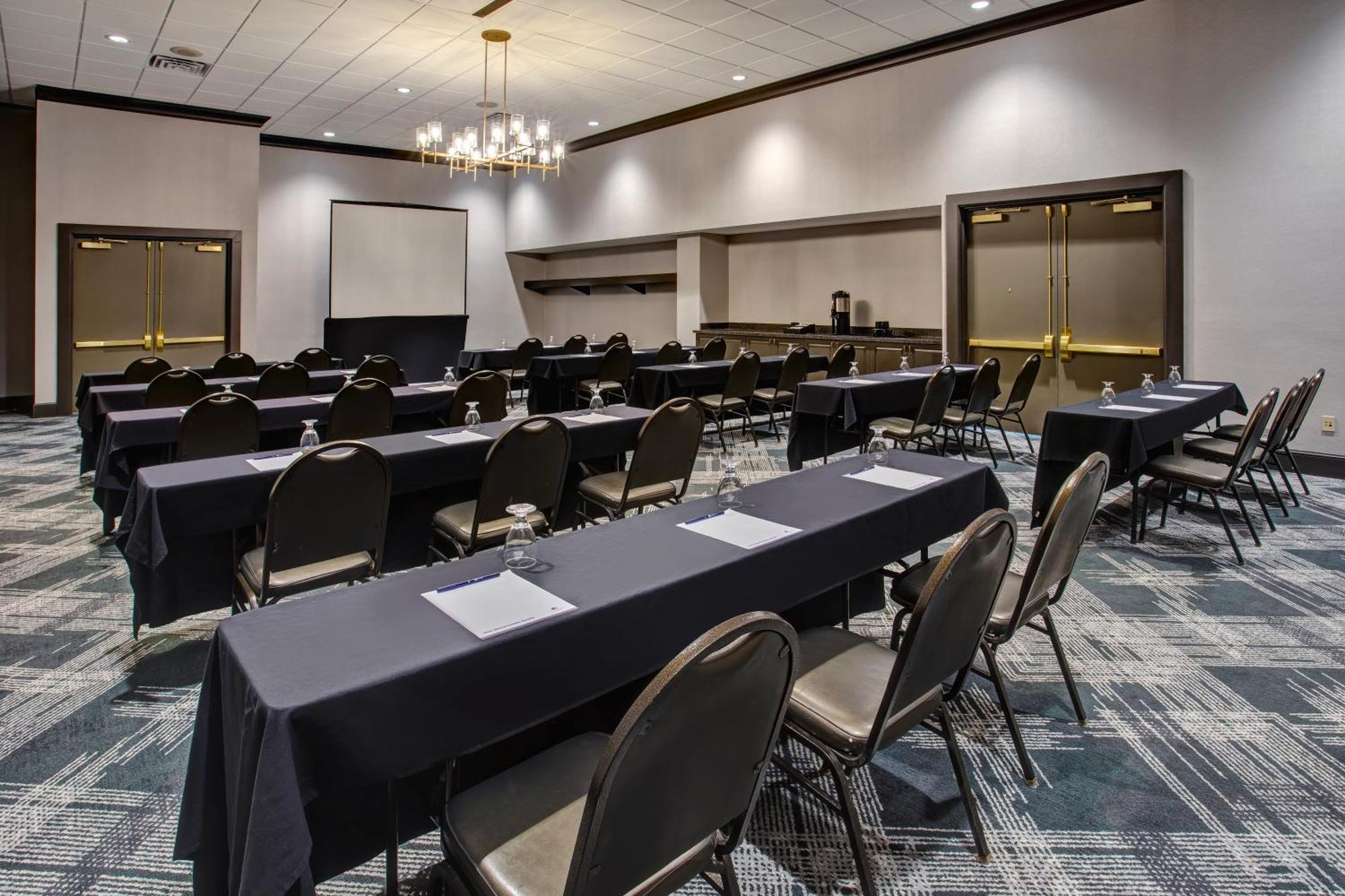 Hotel Doubletree By Hilton Lansing Extérieur photo