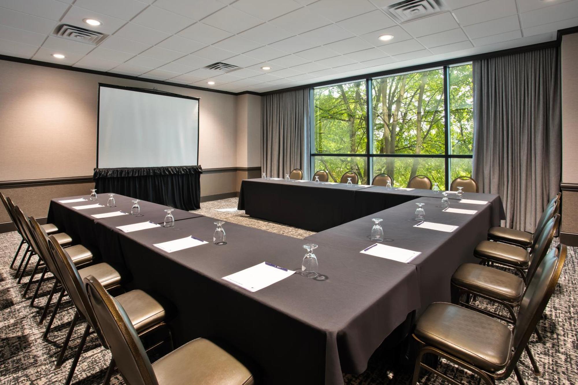 Hotel Doubletree By Hilton Lansing Extérieur photo