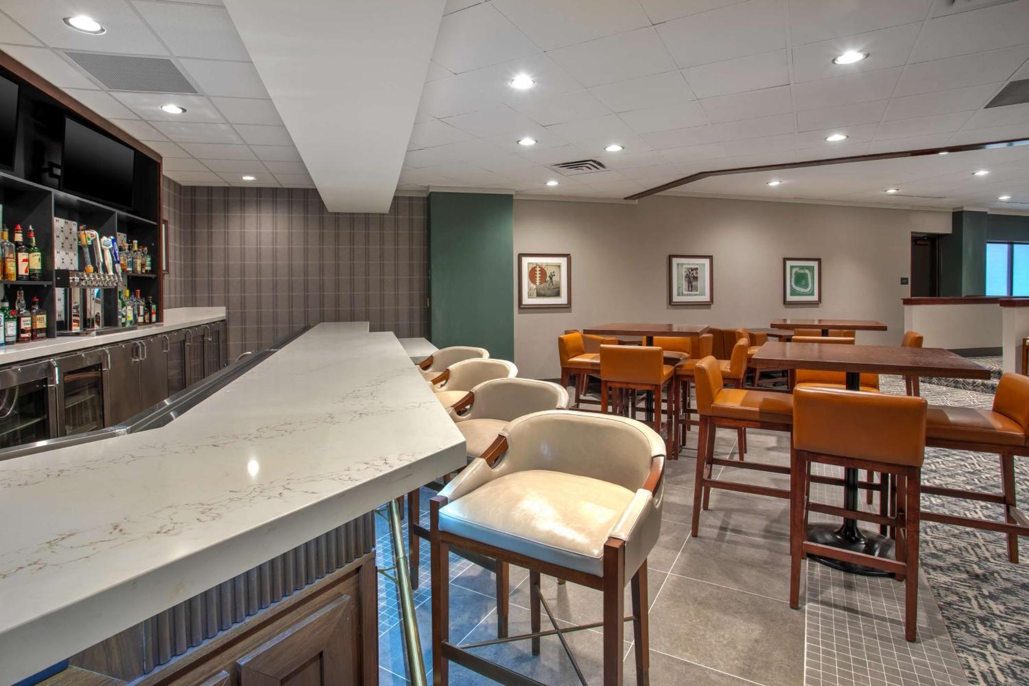 Hotel Doubletree By Hilton Lansing Extérieur photo