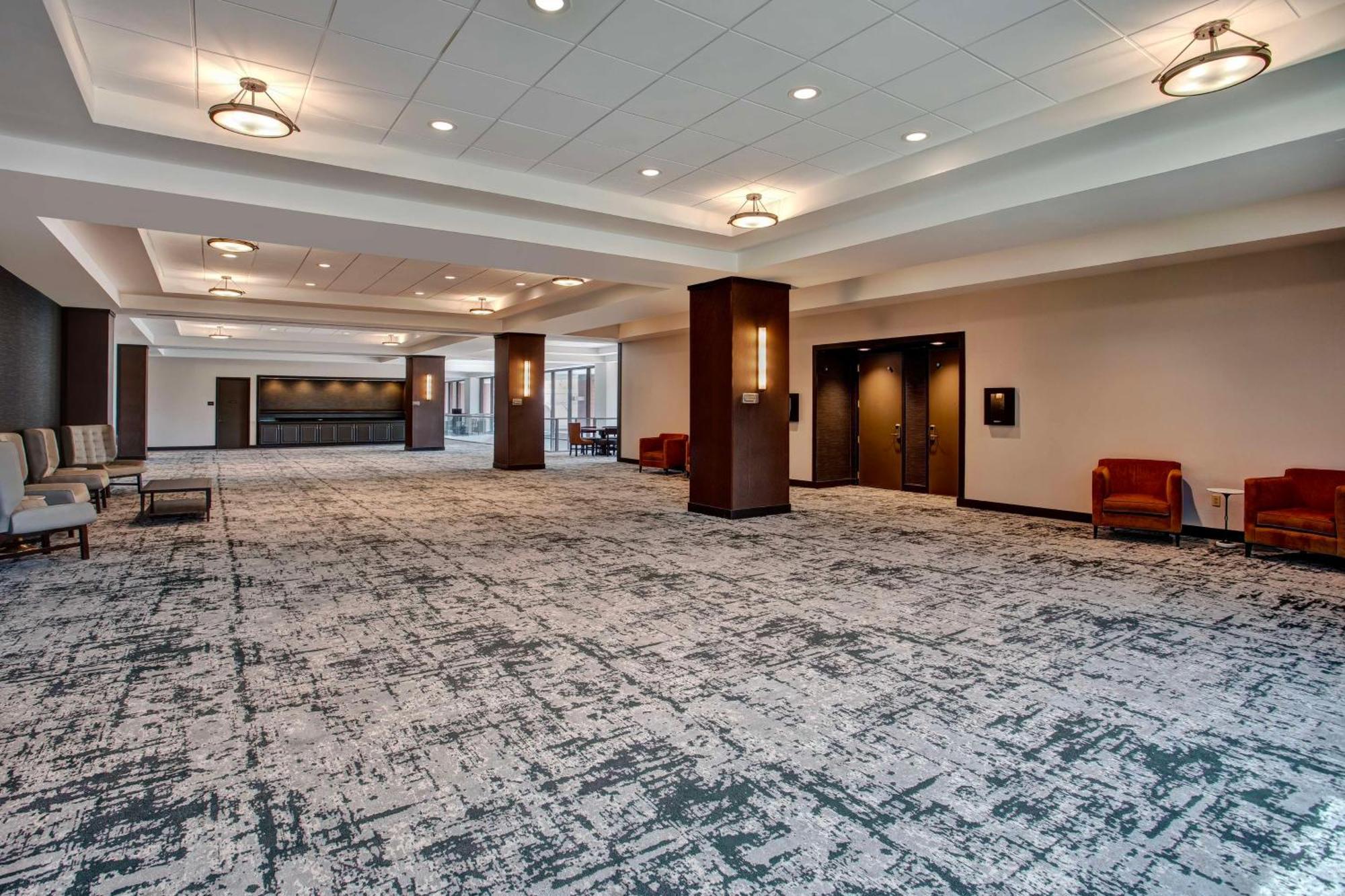Hotel Doubletree By Hilton Lansing Extérieur photo