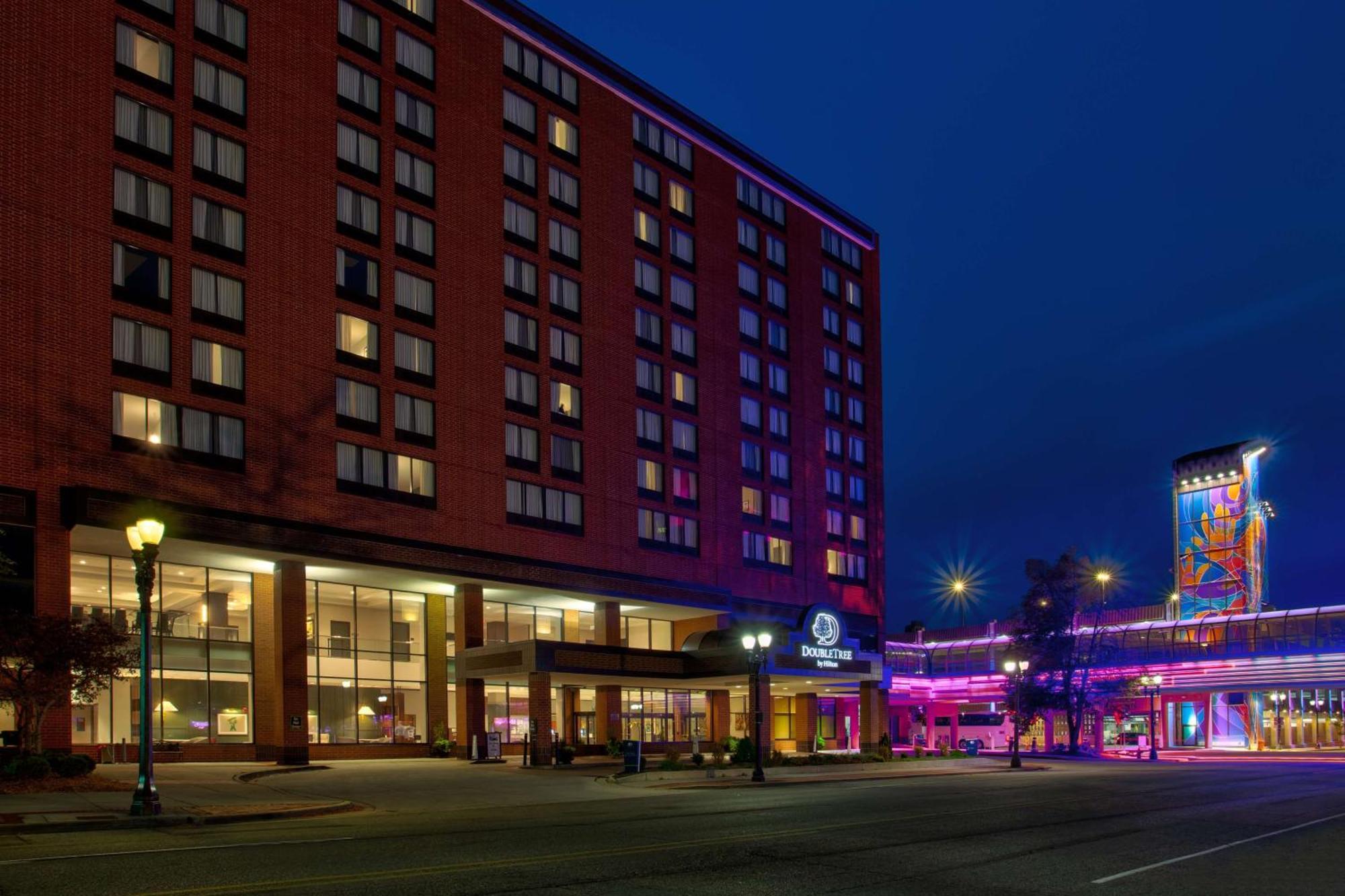 Hotel Doubletree By Hilton Lansing Extérieur photo