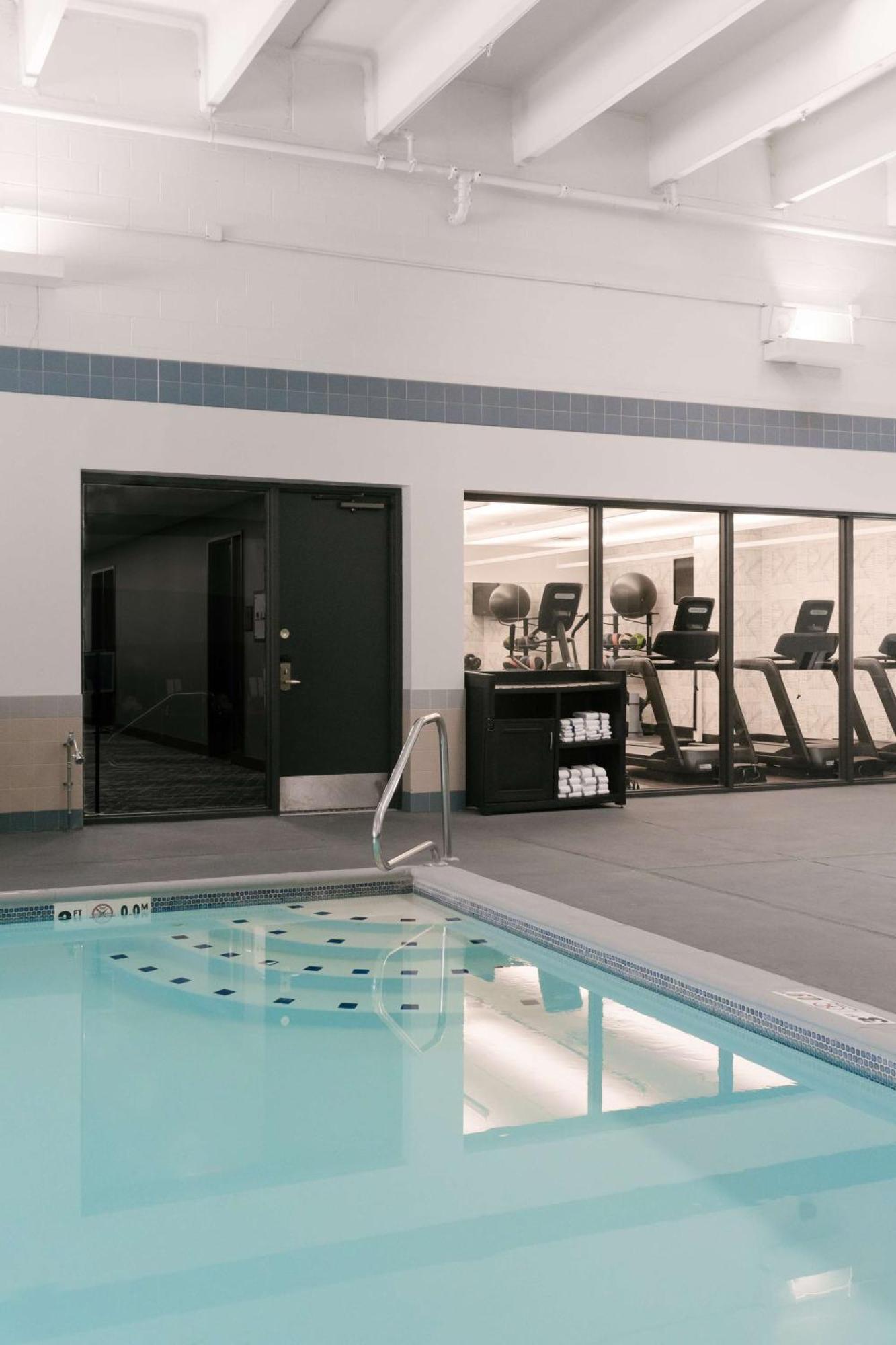 Hotel Doubletree By Hilton Lansing Extérieur photo